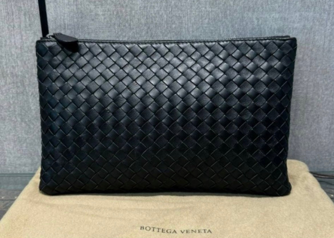 Bottega Veneta Clutch in Black Inerccisto leather